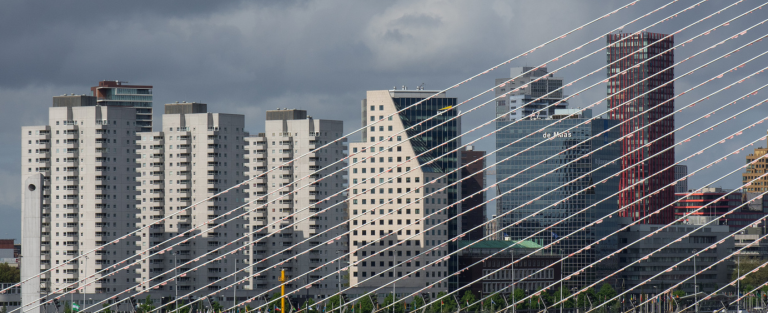 Afbeelding met tekst, buitenshuis, Reclamebord, gebouw Automatisch gegenereerde beschrijving 2